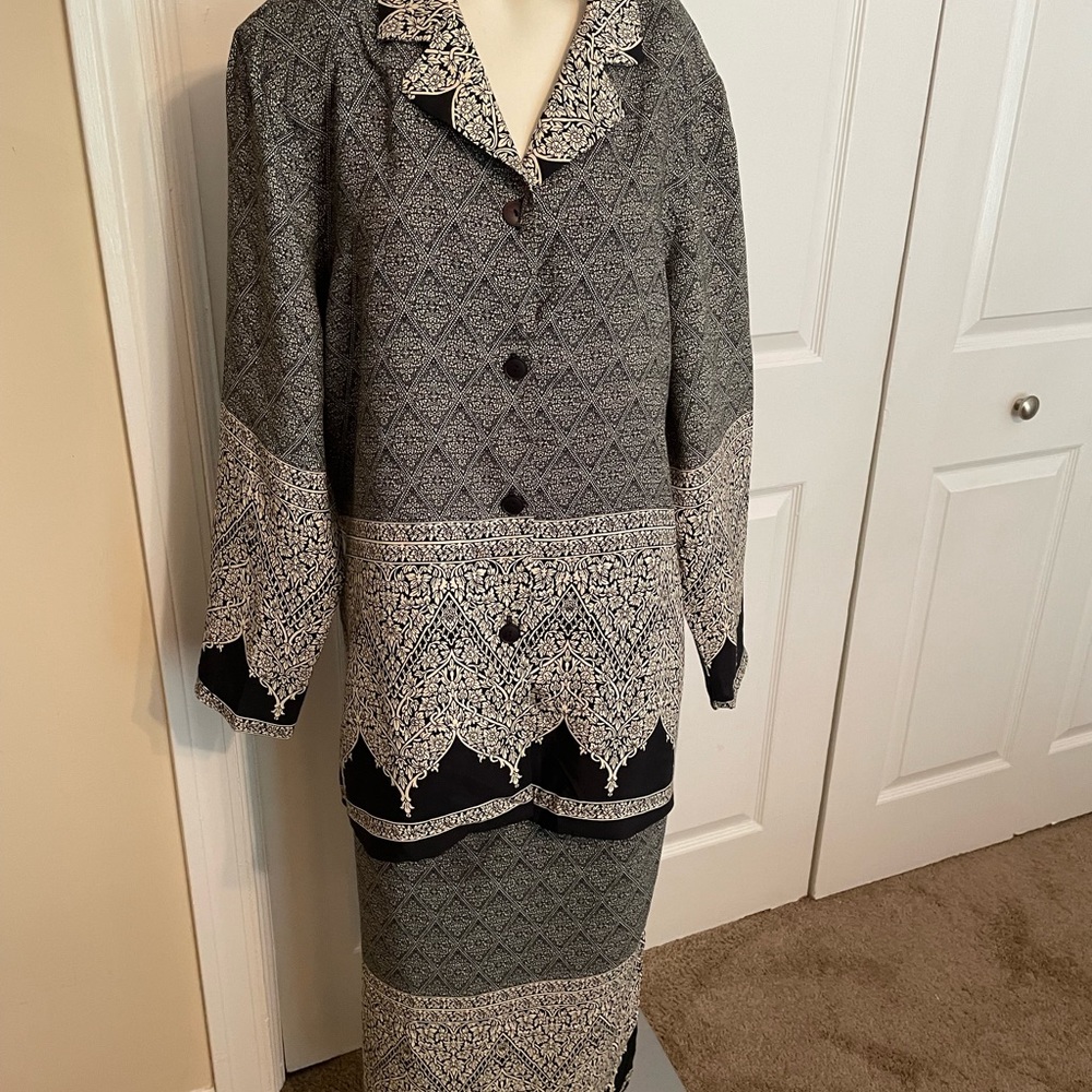 Two-piece skirt set.